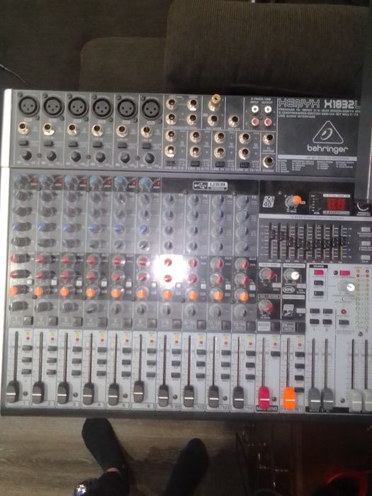 Vând mixer Behringer xenix x1832 usb