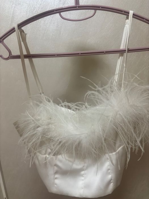 Сатенен бял топ с пера