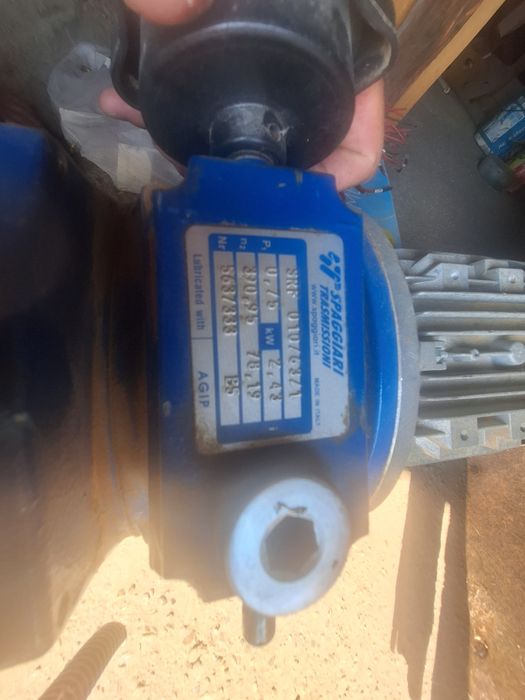 Vând motoare cu reductor