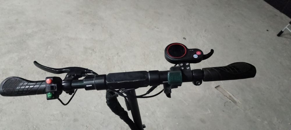 Продам электросамокат Куго М4
