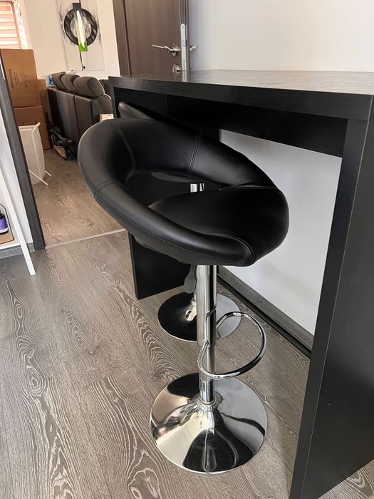 Se vinde masa si doua  scaune impecabile.