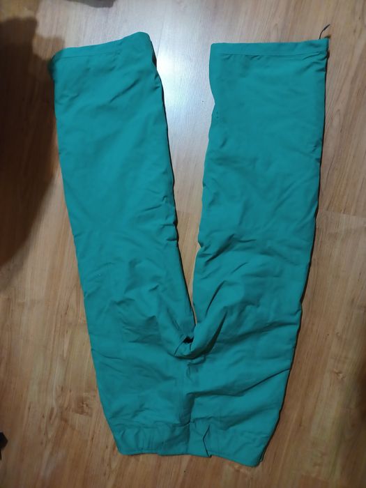 Панталон Nike ACG Goretex size M
Зелен е на цвят е с изолация. Носен е