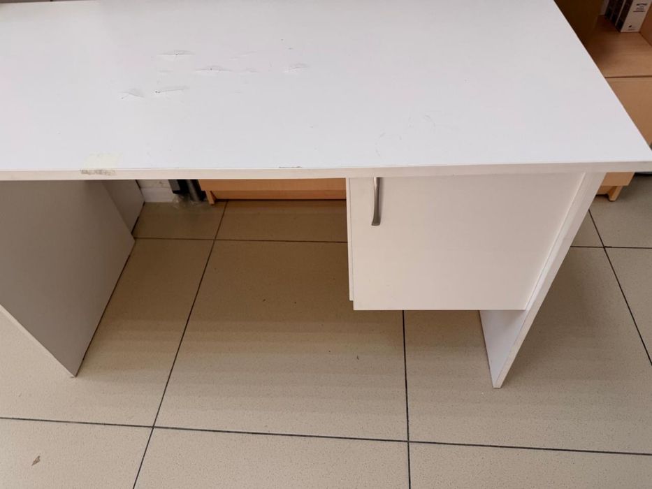 Стол офисный. Белый