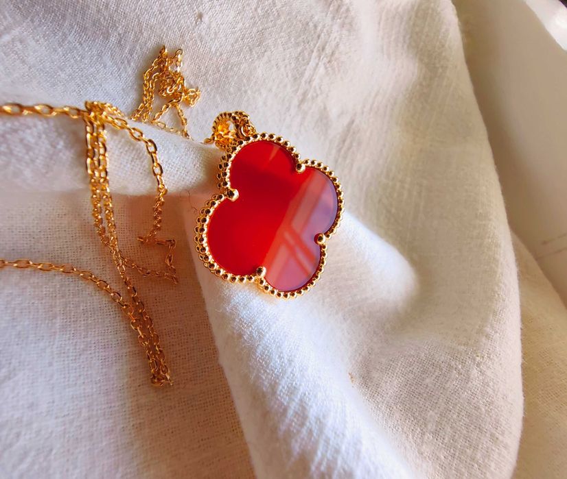 Дълго дамско колие с голяма детелина от червен карнелин, Van Cleef VCA