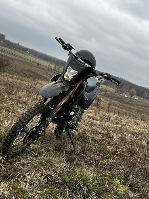 Cadrul KXD și motor tip clonă Honda.