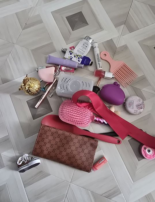 Расчёски, кошелёк даром.