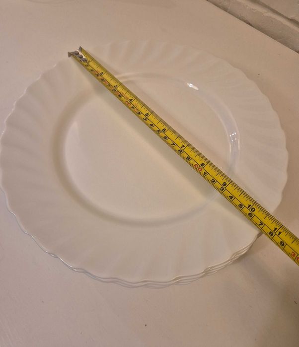 Продавам бели чинии ARC FRANCE