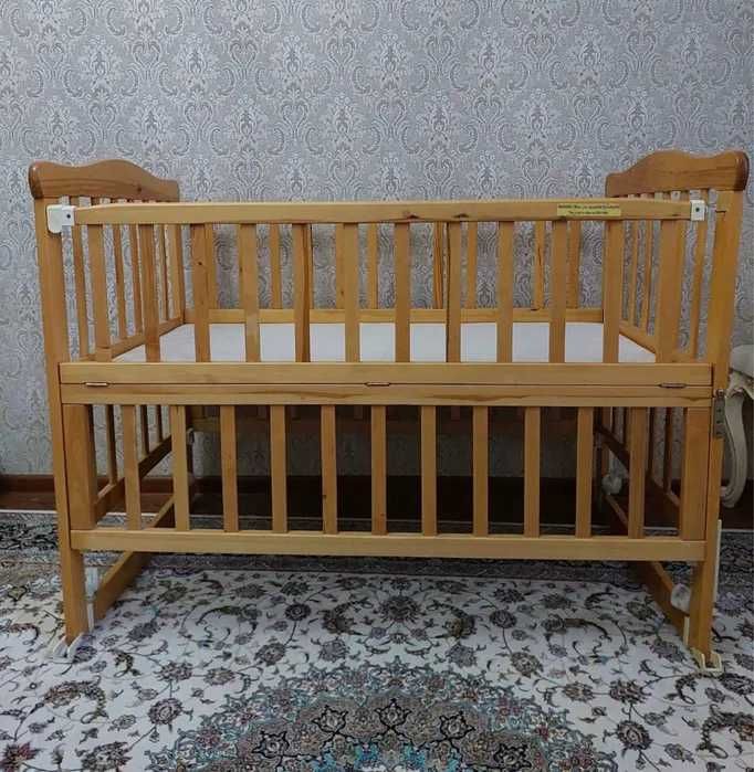 Деревянная детская кроватка