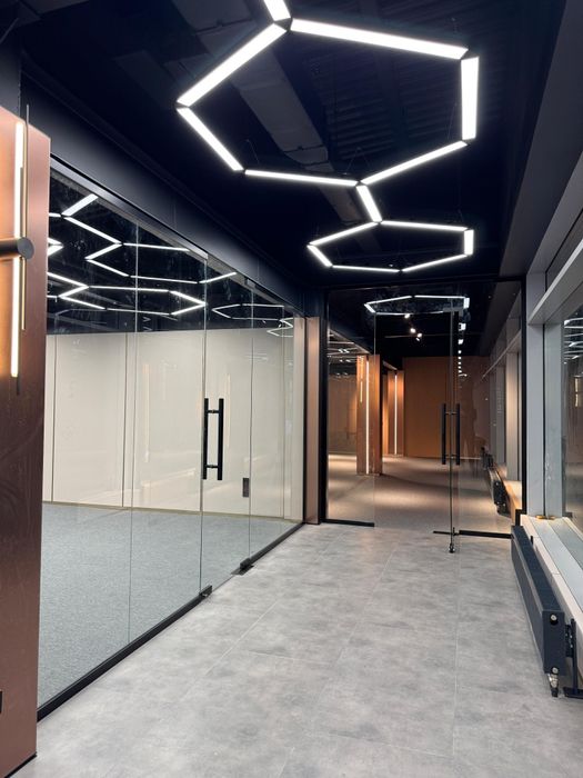 Стеклянный перегородки и витражи