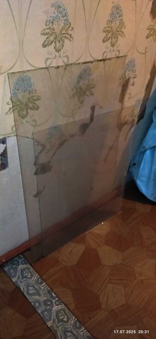 Рама со стеклом и еще 2 стекла.