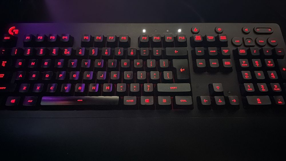 Vând tastatură de gaming Logitech