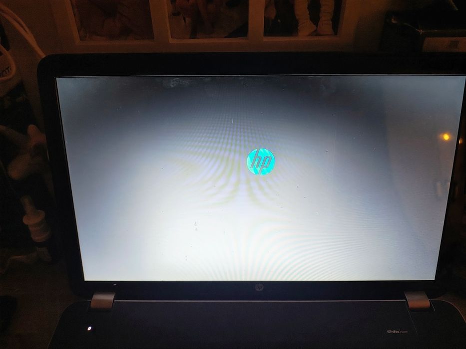 Vând laptop HP Pavilion  17 - bs0xx - AMD E1- 4gb RAM - 180ssd -