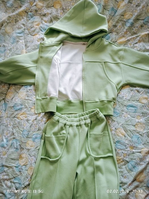 Продам новый костюм на девочку