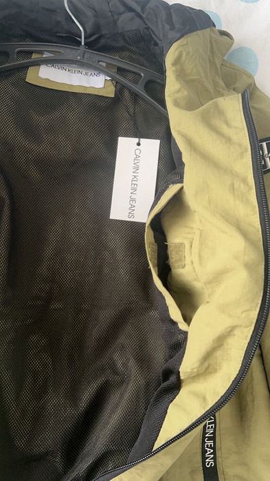 Продавам ветровка на calvin klein за дете до 12години!якето е за момче