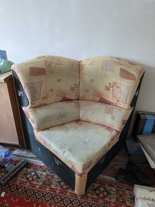 Диван угловой продам