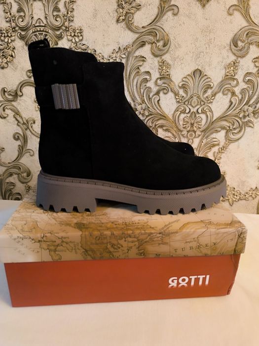 Продаю женские замшевые ботинки