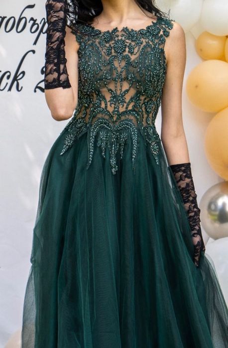 Бална рокля ,зелена, прекрасно деколте