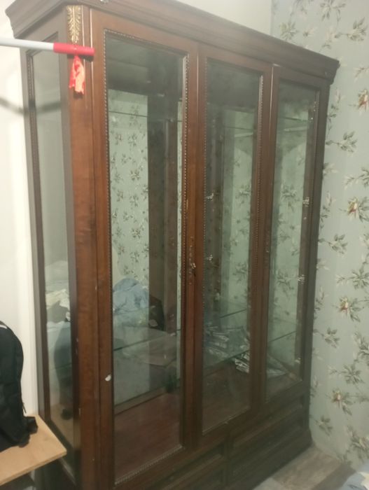 Продам сервант .