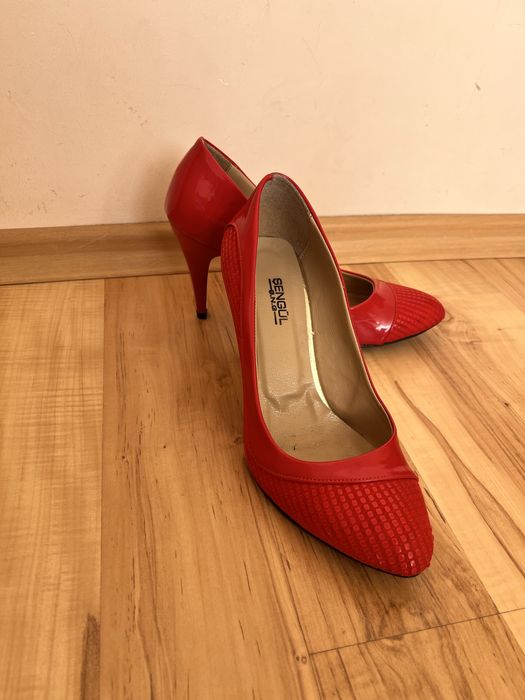 Елегантни червени обувки