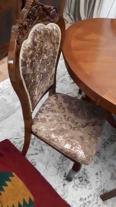 Продам стол в гостинной!