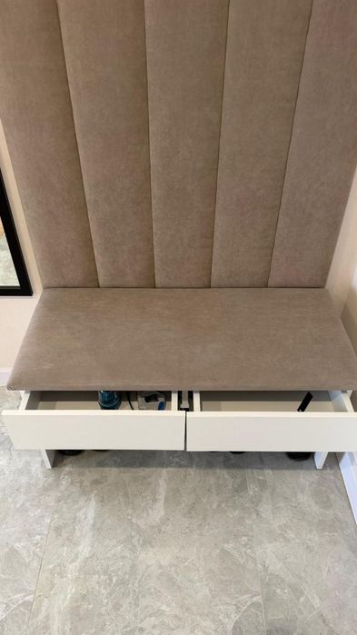 Вешалка новая и зеркало