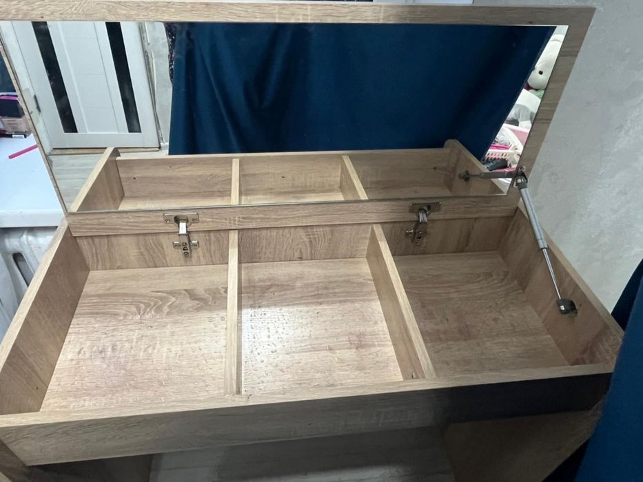 Продам туалетный столик