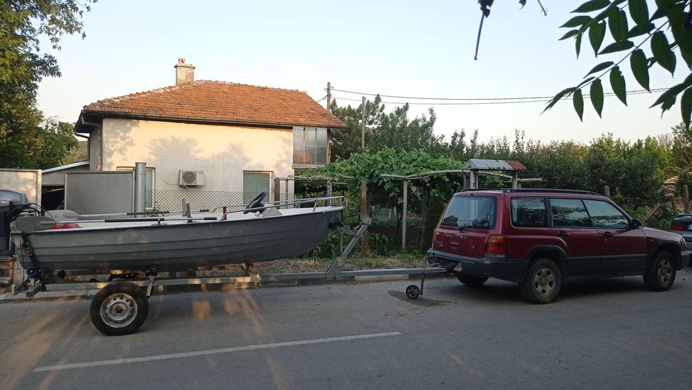 Лодка с колесар и двигател