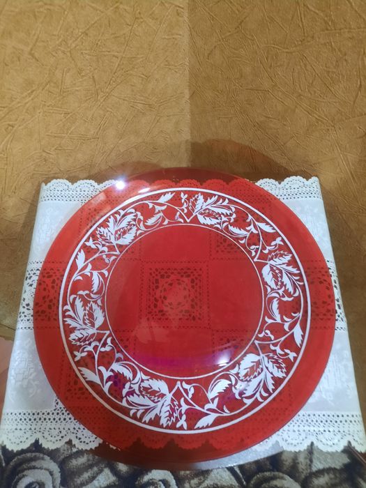 Большое ярко-рубиновое блюдо,  с узором в стиле Альпона, стекло с белы
