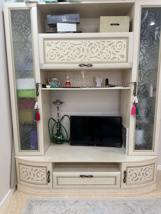 Продается диван и сервант