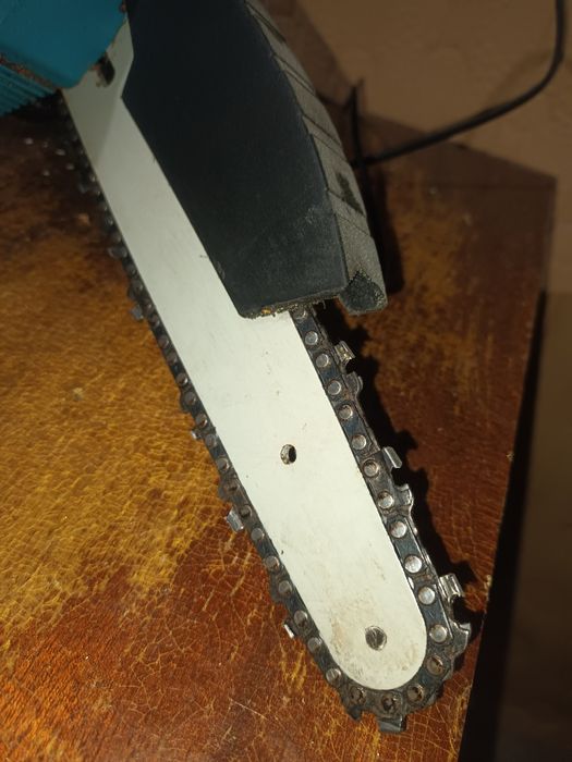 Безжичен триони с две батерии и зарядно