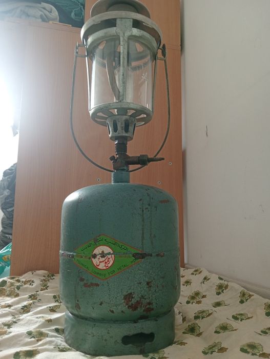 Lampă pe gaz vintage cu butelie – model vechi