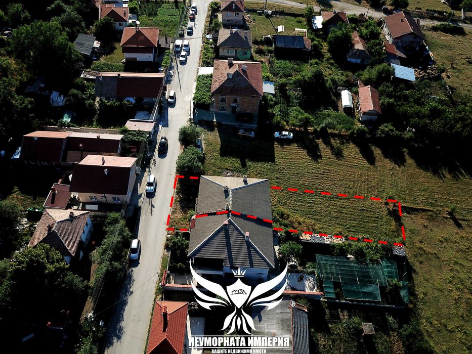 Продавам двуетажна къща 206РЗП и двор 525кв.м. с гараж в с.Тополово