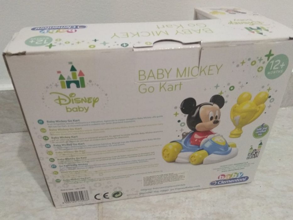 Baby Mickey cu masina lui de curse
