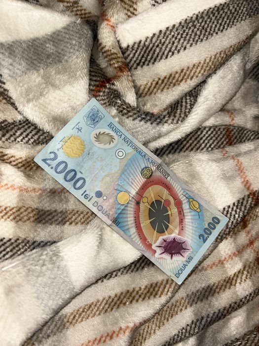 Bacnota 2000 de lei eclipsa 1999