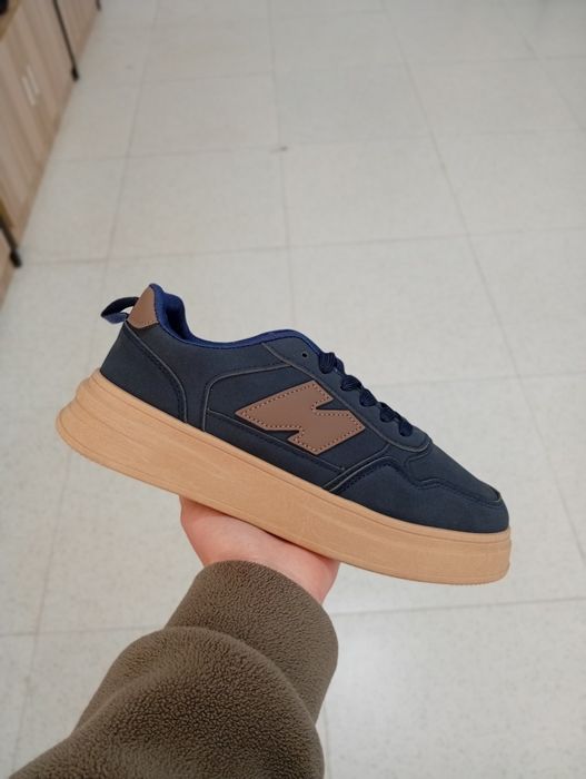 Продаём оптом и в розницу обувь. Имеется мужская и женская обувь.