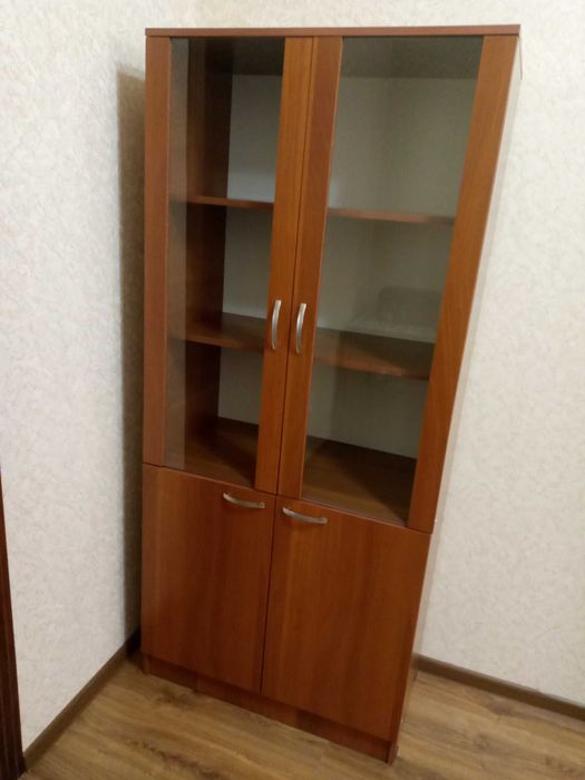 Удобный шкаф со стеклянными дверцами в отличном состоянии