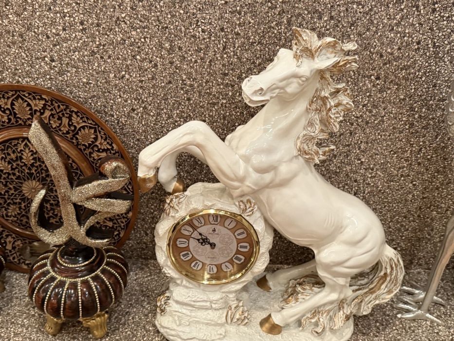 Продаются часы белые в форме лошади