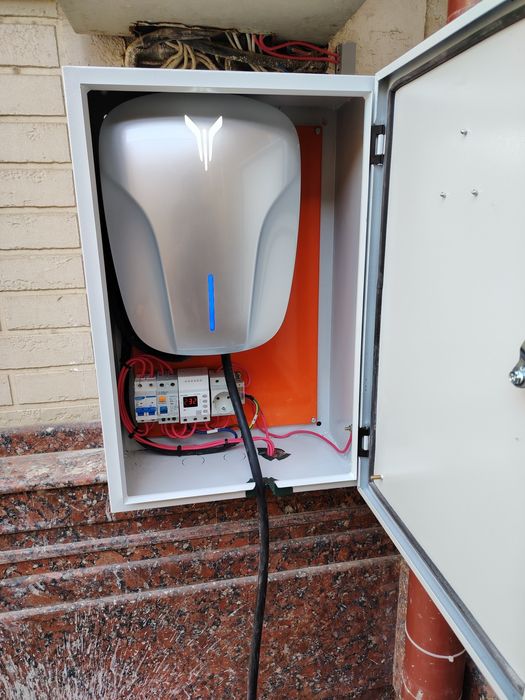 Установка зарядного устройства для электромобиля. Elektromobil  zaryad