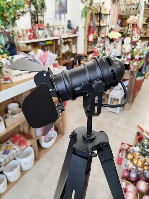 Стояща лампа тринога