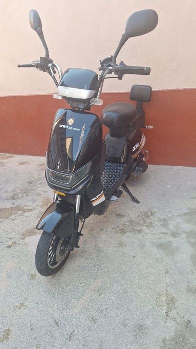 Skuter sotiladi rangi qora jetksli sostenasi zur 4 oy haydalga