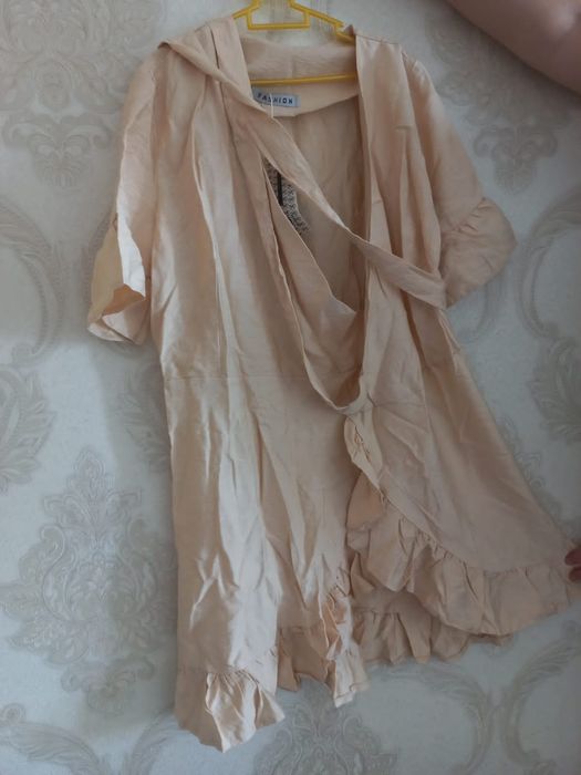 Продам кросовки ,платья новые