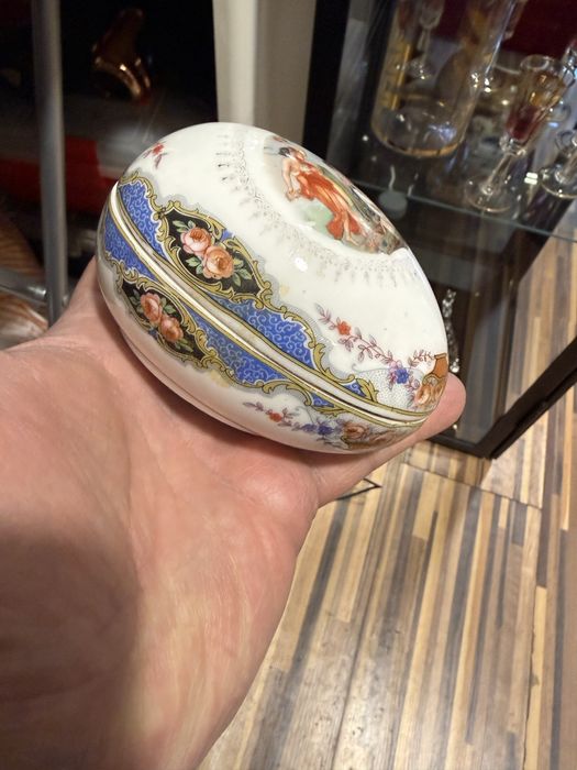 красива порцеланова кутийка за бижута Corona