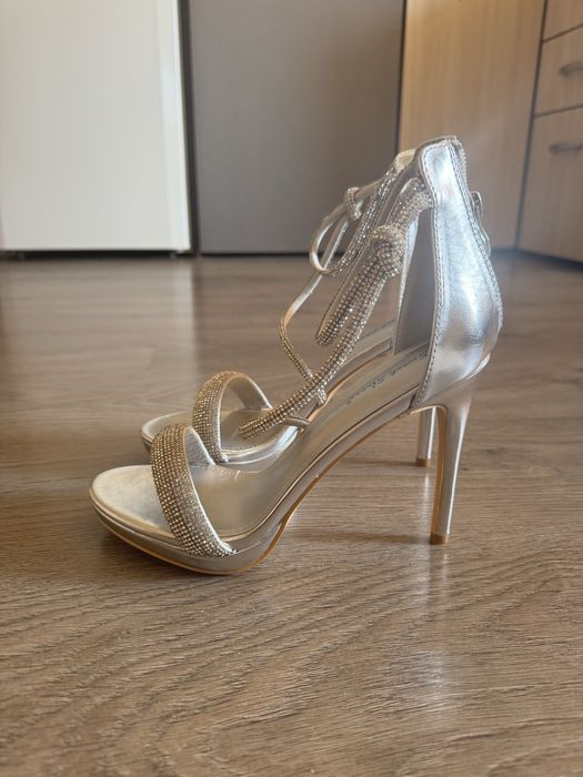 Сребърни сандали на ток