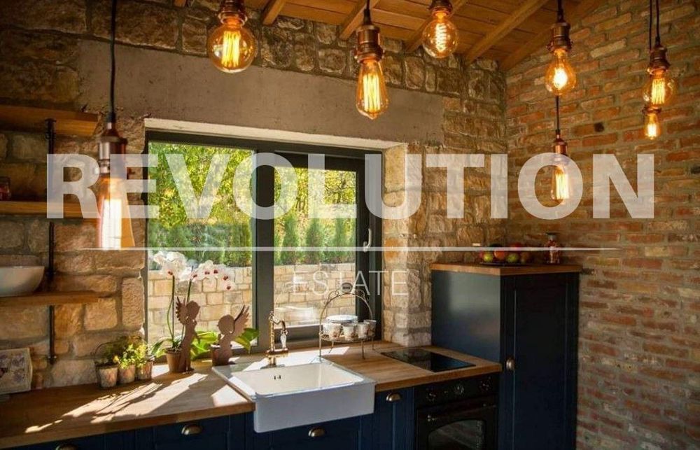 САМОСТОЯТЕЛНА КЪЩА в района на Св.Св. Константин и Елена!