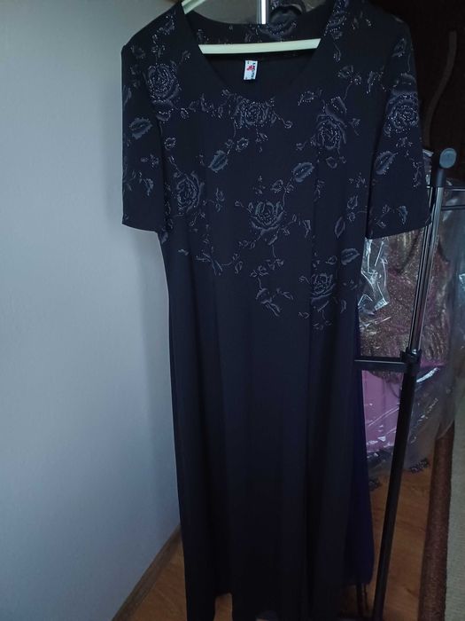 Rochie seară dreaptă cu crăpătura  pe picior stâng