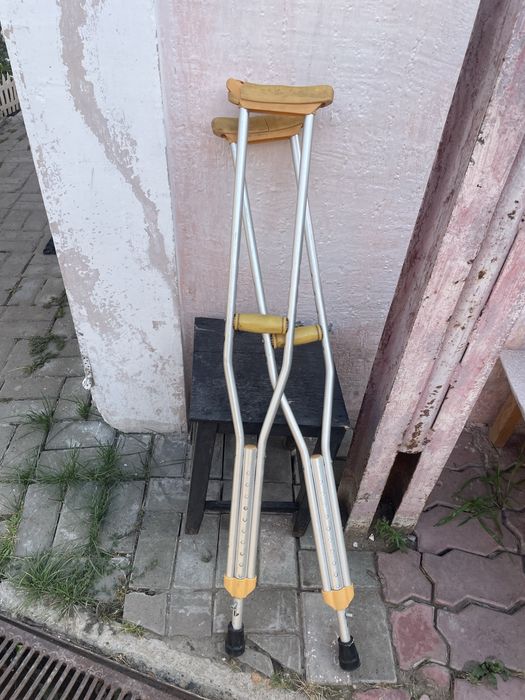костыли.