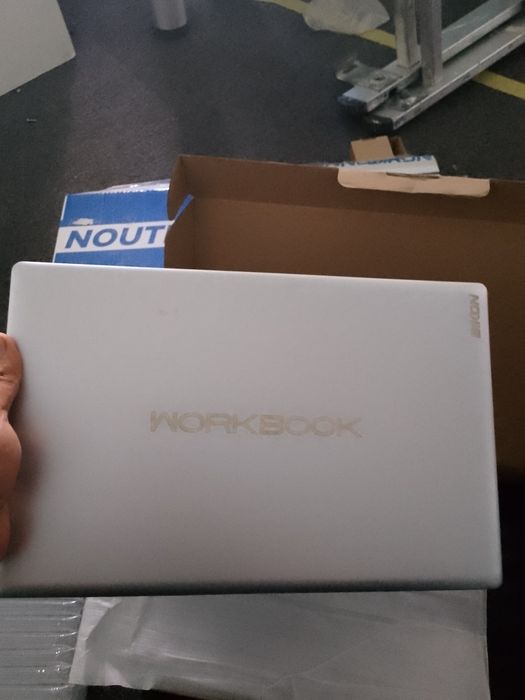 Ноутбук сотилади