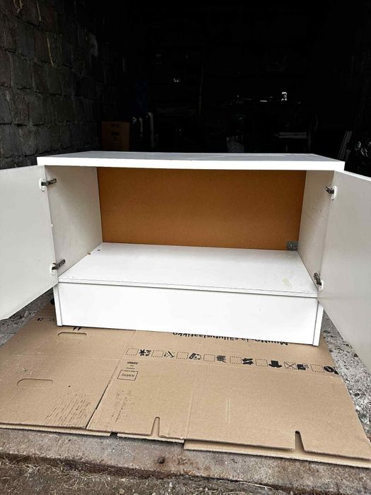 2 comode albe în stare bună