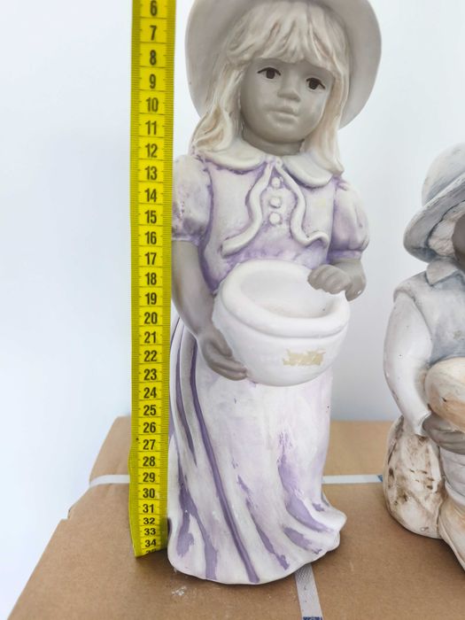 Два чифта гипсови фигури на момче и момиче