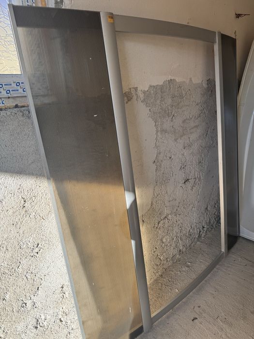 Cada cu duş de sticl